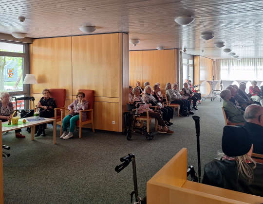 Gut besetztes Foyer beim Konzert zum 50-jährigen Jubiläum