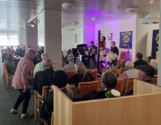 Ein weiteres Foto des gut besetzten Foyers beim Konzert zum 50-jährigen Jubiläum